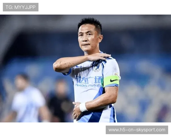 大连人前场抢断成功，曼巴劲射挂网