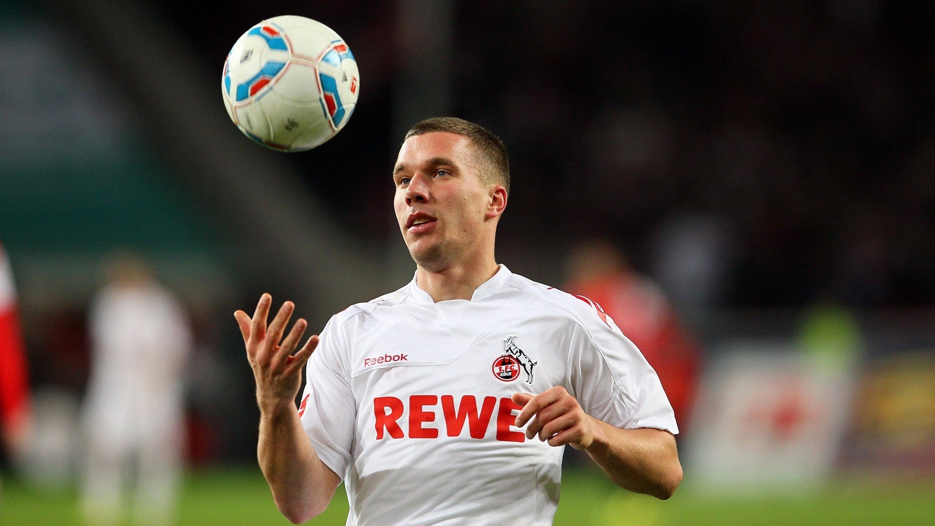 双前腰自由移动打乱对方防线，双前腰一个后腰什么阵型